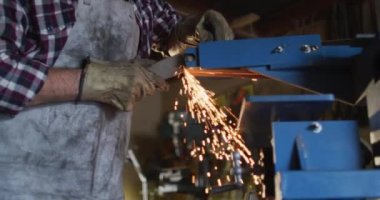 Kafkas erkek bıçak imalatçısının orta kesiminde. Bağımsız küçük işletmeci iş başında.