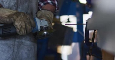 Kafkas erkek bıçak imalatçısının orta kesiminde. Bağımsız küçük işletmeci iş başında.