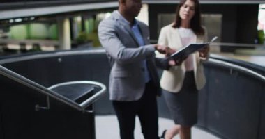 Çeşitli iş adamları ve iş kadınları modern ofisin merdivenlerinde konuşuyor. İş ve iş adamları ofis kavramında.