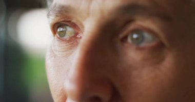 Son sınıf melez kadın gözlerini kaçırıyor. emeklilik ve yaşlılık hayatı, evde yalnız zaman geçirmek..