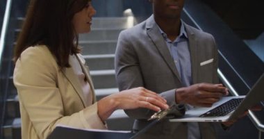 Çeşitli iş adamları ve iş kadınları modern ofis koridorunda dizüstü bilgisayar konuşuyor ve kullanıyor. İş ve iş adamları ofis kavramında.