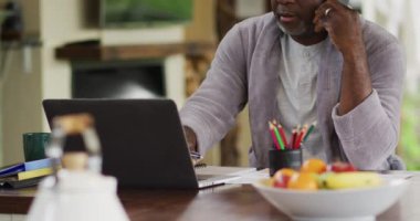 Düşünceli Afro-Amerikan son sınıf öğrencisi. Bornoz giyiyor, dizüstü bilgisayar kullanıyor ve akıllı telefondan konuşuyor. Emeklilik hayatı, evde yalnız zaman geçirmek..