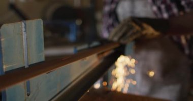 Sander kullanarak atölyedeki beyaz erkek bıçak üreticisinin ellerini kapat. Bağımsız küçük işletmeci iş başında.