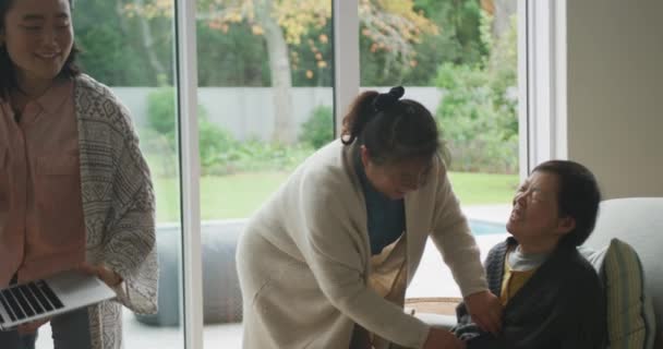 Glückliche Ältere Asiatische Mutter Die Sich Sessel Ihrer Erwachsenen Tochter — Stockvideo