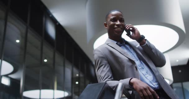 Empresário Afro Americano Usando Smartphone Lobby Escritório Moderno Empresários Empresários — Vídeo de Stock