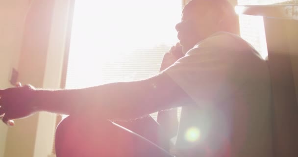 Pensativo Homem Sênior Afro Americano Sentado Casa Sol Falando Smartphone — Vídeo de Stock
