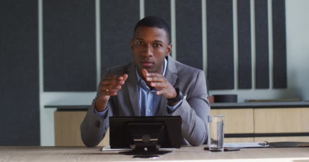 Αφροαμερικάνος Επιχειρηματίας Που Μιλάει Βιντεοκλήση Στην Αίθουσα Συνεδριάσεων Του Σύγχρονου — Αρχείο Βίντεο