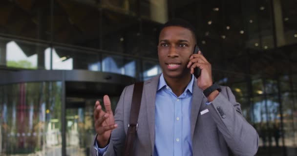 Modern Ofis Binasının Dışında Akıllı Telefondan Konuşan Afrikalı Amerikalı Adamı — Stok video