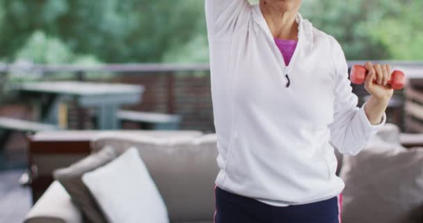 Mulher Raça Mista Sénior Excercizar Levantar Halteres Aposentadoria Estilo Vida — Vídeo de Stock