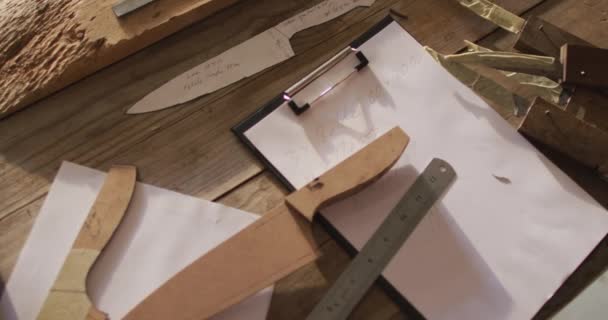 智能手机 木刀和纸片放在刀子制造厂的桌子上 独立的小手工业 — 图库视频影像
