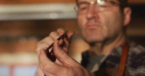 Gros Plan Coutelier Caucasien Atelier Tenant Vérifiant Couteau Petit Artisan — Video