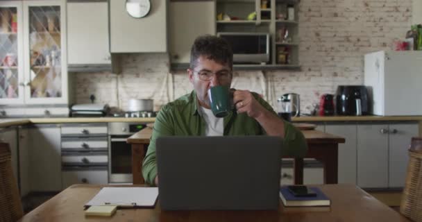 Uomo Caucasico Seduto Tavola Che Usa Computer Portatile Beve Caffè — Video Stock