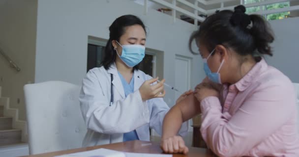 Aziatische Vrouwelijke Verpleegster Dragen Gezichtsmasker Geven Covid Vaccinatie Aan Vrouwelijke — Stockvideo