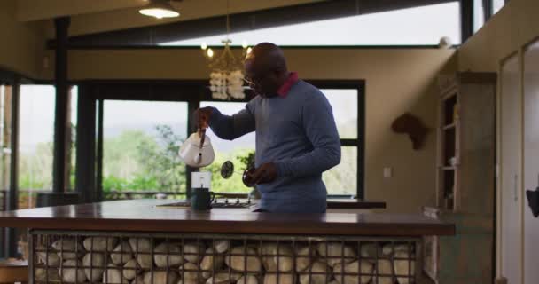 Hombre Mayor Afroamericano Cocina Haciendo Café Olla Estilo Vida Jubilación — Vídeos de Stock