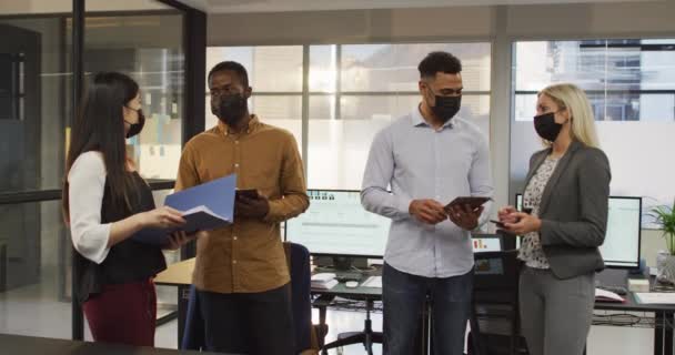 Groep Van Diverse Zakenmensen Dragen Gezichtsmaskers Discussiëren Samen Werken Een — Stockvideo