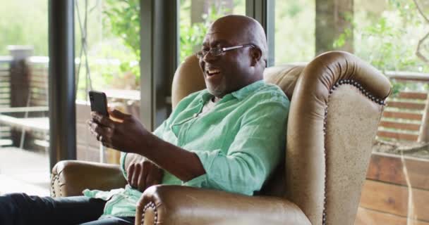 Hombre Adulto Afroamericano Feliz Sala Estar Sentado Sillón Usando Teléfono — Vídeos de Stock