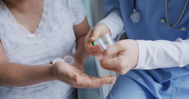 Ázsiai Női Orvos Középső Része Segít Női Betegnek Bevenni Gyógyszereit — Stock videók