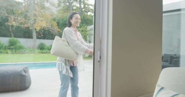 Feliz Asiático Adulto Filha Chegando Abraçando Com Mãe Porta Jardim — Vídeo de Stock