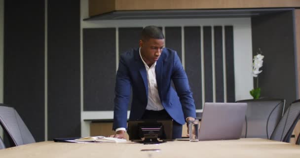 사무실 회의실에서 노트북을 사용하는 아프리카 미국인 사업가 사무실 컨셉에 사업가와 — 비디오
