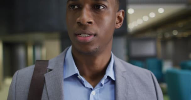 Uomo Affari Afroamericano Che Parla Smartphone Corridoio Ufficio Moderno Business — Video Stock
