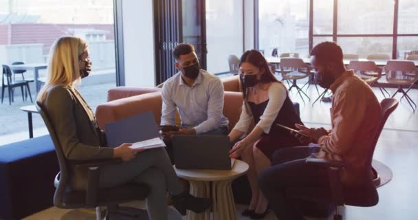 Grupo Empresarios Diversos Sentados Mesa Discutiendo Juntos Usando Ordenador Portátil — Vídeo de stock