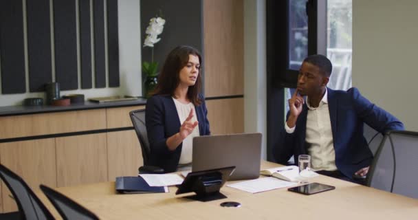 Разнообразный Бизнесмен Деловая Женщина Обсуждают Используют Ноутбук Современном Офисе Бизнес — стоковое видео