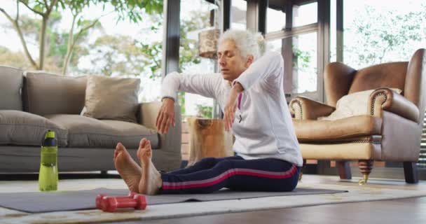 高年级的混血女子练瑜伽 伸展身体 退休和老年生活方式 独自呆在家里 — 图库视频影像