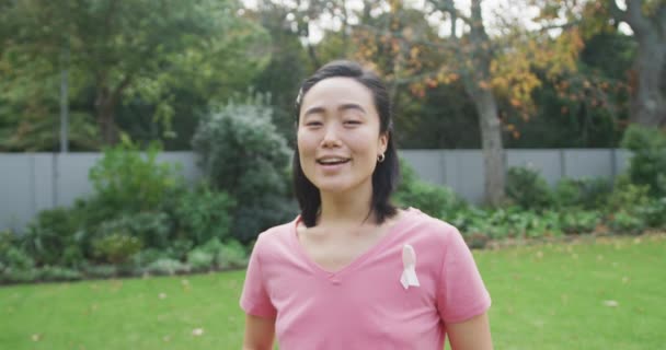 Porträt Einer Glücklichen Asiatischen Frau Rosa Shirt Und Krebsband Die — Stockvideo