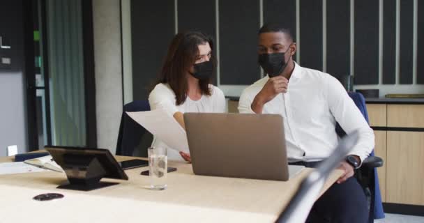 Різноманітний Бізнесмен Бізнес Леді Масках Обличчя Обговорюють Використовують Ноутбук Офісі — стокове відео