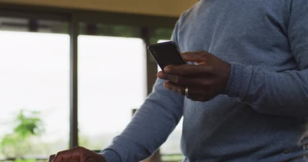 Hombre Mayor Afroamericano Parado Mostrador Cocina Usando Teléfono Inteligente Estilo — Vídeo de stock