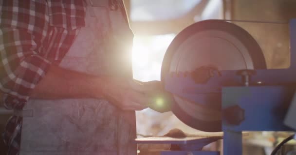 Milieu Coutelier Caucasien Atelier Portant Des Lunettes Utilisant Une Ponceuse — Video