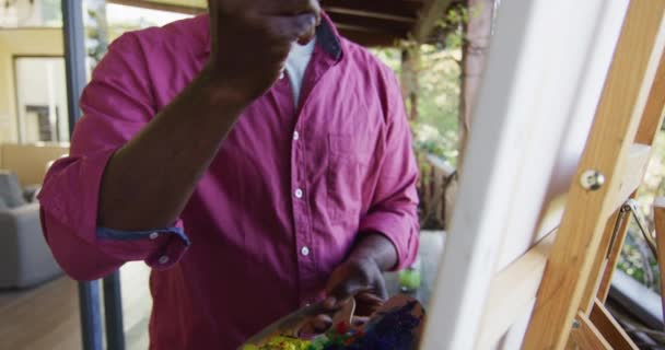 Hombre Mayor Afroamericano Feliz Pie Balcón Pintura Cuadro Sobre Lienzo — Vídeos de Stock