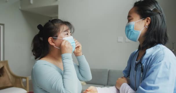 Infirmière Asiatique Patiente Portant Des Masques Faciaux Parlant Regardant Vers — Video
