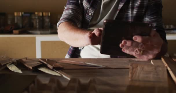 Middelsectie Van Blanke Mannelijke Messenmaker Werkplaats Met Behulp Van Tablet — Stockvideo