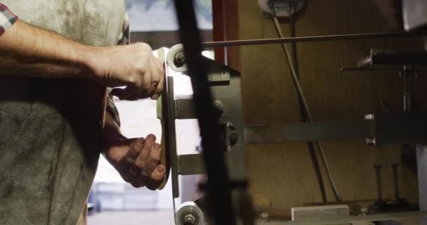 密闭的高加索男性刀具制造商在车间拿刀和使用砂子 独立的小企业工匠在工作 — 图库视频影像