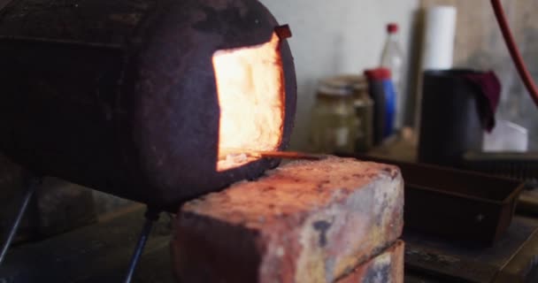 用烤箱在车间里把高加索男性刀匠的手绑起来 独立的小企业工匠在工作 — 图库视频影像