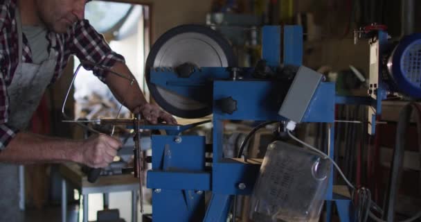 Middelsectie Van Kaukasische Mannelijke Messenmaker Werkplaats Met Zaag Zelfstandige Ambachtelijke — Stockvideo