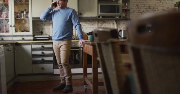 Kaukasischer Mann Mit Smartphone Und Gespräch Der Küche Hause Wohn — Stockvideo