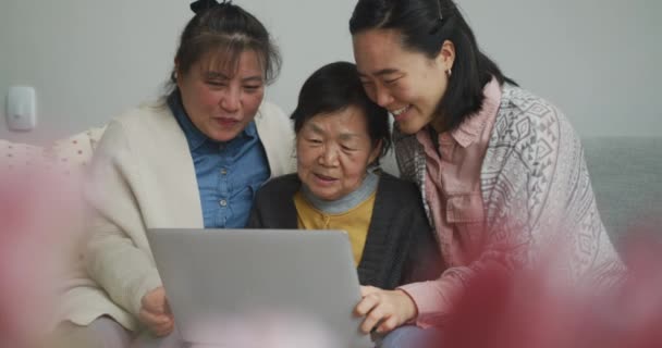 Mãe Asiática Sênior Feliz Filha Adulta Neta Sala Estar Usando — Vídeo de Stock