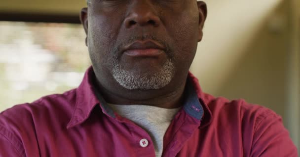 对着镜头直勾勾地看着镜头的非洲裔美国老人的近照 退休生活方式 独自呆在家里 — 图库视频影像