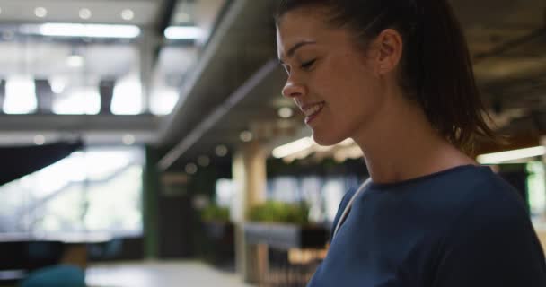 Retrato Una Sonriente Mujer Negocios Caucásica Vestíbulo Oficina Moderna Empresarios — Vídeos de Stock