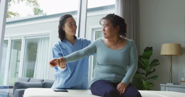 Fisioterapeuta Asiática Que Trata Una Paciente Cirugía Moviendo Brazo Fisioterapia — Vídeos de Stock