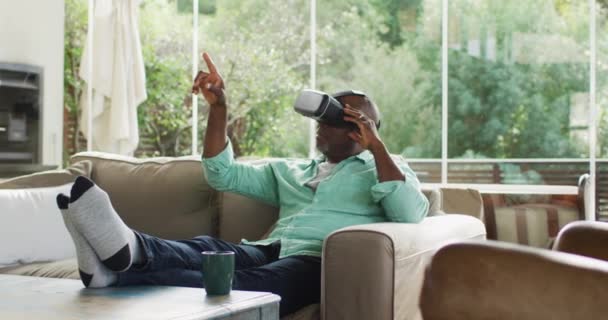 Hombre Adulto Afroamericano Feliz Sentado Sofá Con Los Pies Alto — Vídeos de Stock