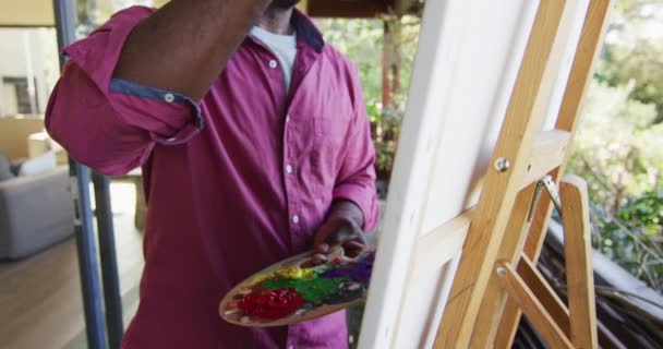 Homem Afroamericano Feliz Sênior Imagem Pintura Varanda Vista Estilo Vida — Vídeo de Stock