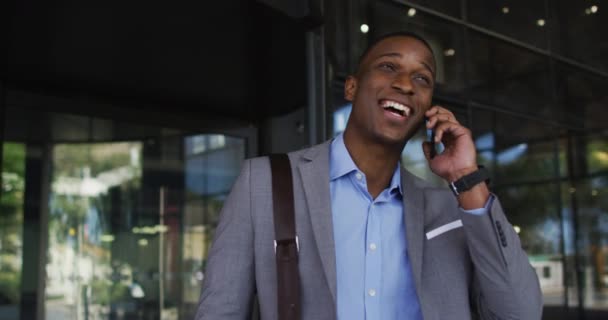 Gülümseyen Afro Amerikan Adamı Modern Ofis Binasının Dışında Akıllı Telefon — Stok video