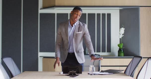 아프리카 미국인 사업가가 사무실의 회의실에서 비디오 통화를 있습니다 사무실 컨셉에 — 비디오