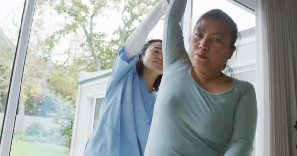 Asyalı Kadın Fizyoterapist Ameliyatta Kadın Hastayı Tedavi Ediyor Kolunu Hareket — Stok video