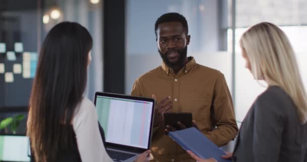 Groep Van Diverse Zakenmensen Bespreken Samen Met Behulp Van Laptop — Stockvideo