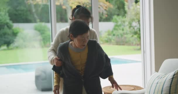 Ibu Senior Asia Dibantu Untuk Kursi Oleh Putri Dewasa Ruang — Stok Video