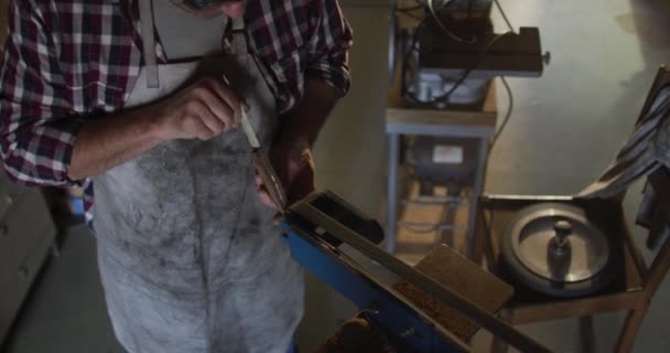 Fabricante Cuchillo Masculino Caucásico Taller Con Gafas Uso Lijadora Artesano — Vídeos de Stock